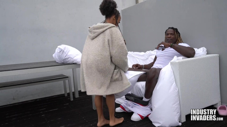 Naked Hustlers: Отсос у большого братца