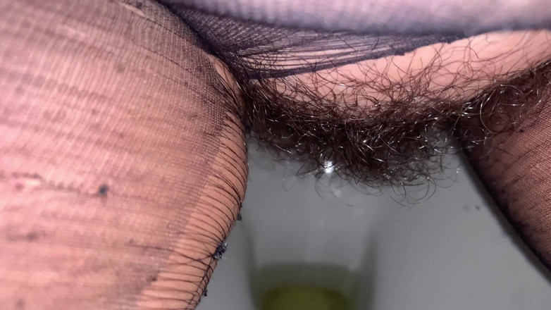 CoppiaCollant: Tante seksi ini kencing di toilet sebelum nyepong kontolnya