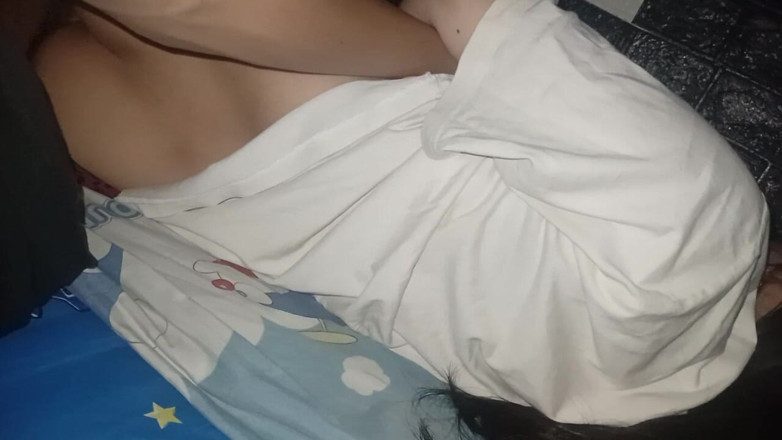 Famly sex: Futând fundul neted al unei virgine asiatice