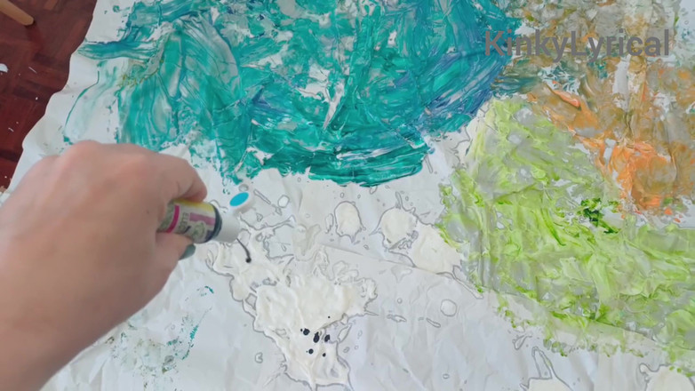 Kinky Lyrical: フットアート - 足で絵画を