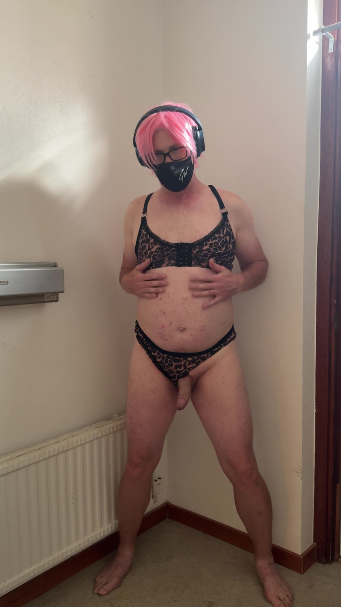 Julia Trans: ピンクの服を着た娼婦は遊んで自慰を続け、イくまで続けます