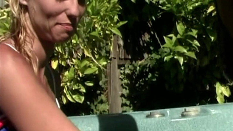 Bangora clips: Vollbusige reife lesben schwelgen an wilden spielen am pool