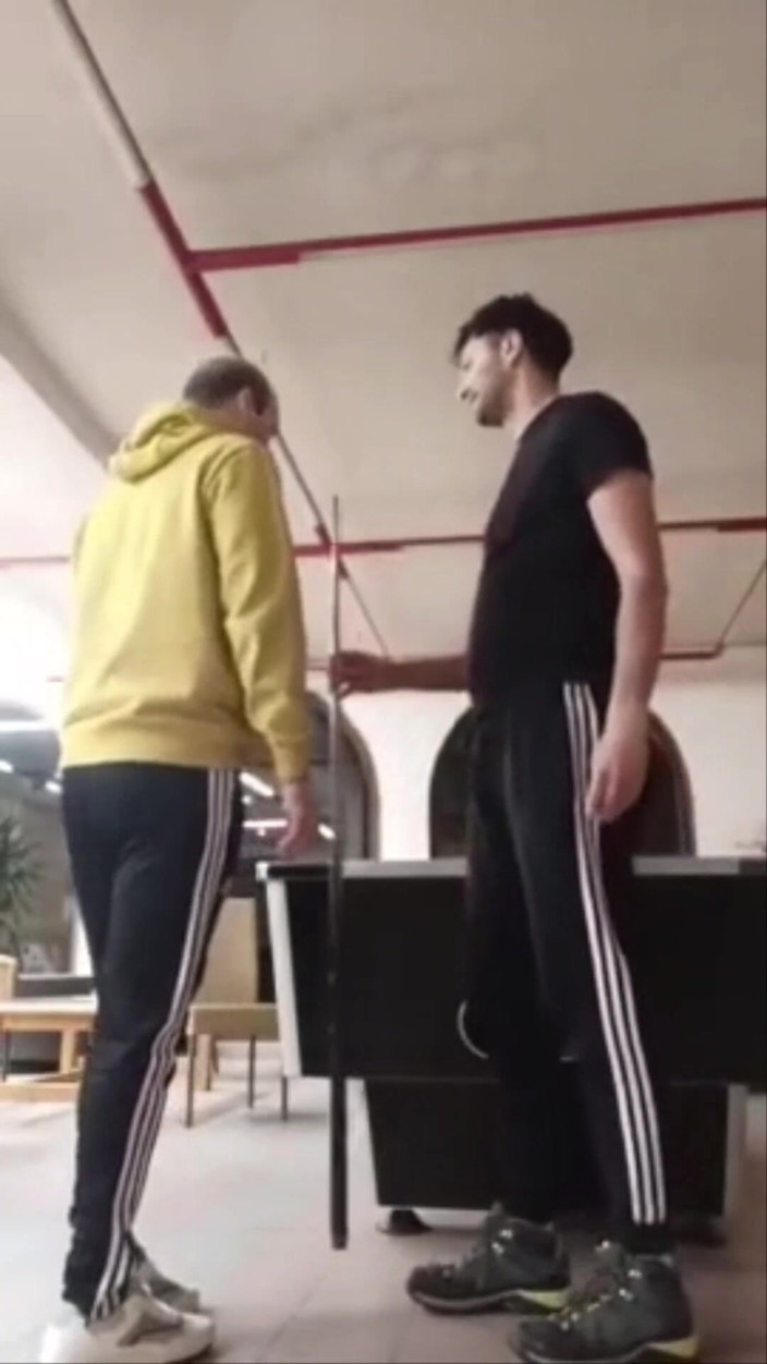 Justin hoodwar: 在露营地见面的家伙开始打台球，吮吸对方的鸡巴，最后在淋浴时做爱。