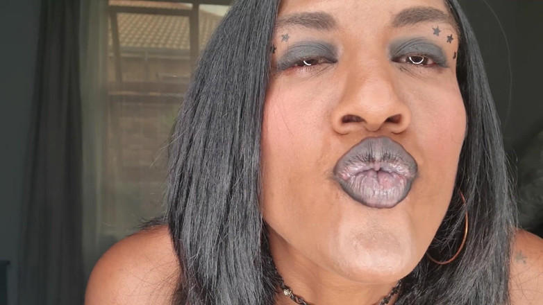 domslutfucker: Desi schlampe schmutzige reden beim spielen, zeigt ihre zunge und...