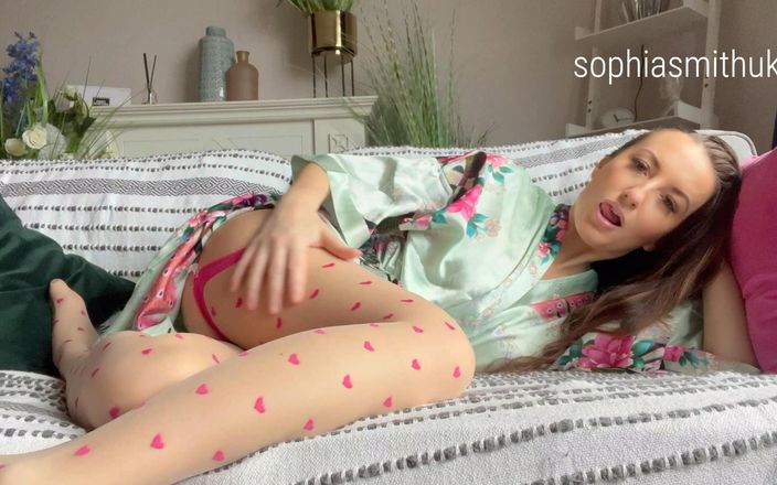 SophiaSmithUK: Masturbazione di un abito di seta e delle calze