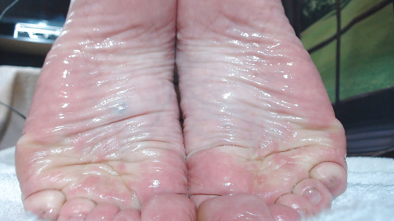 Abby Anna: 光滑涂油的皱纹脚底特写