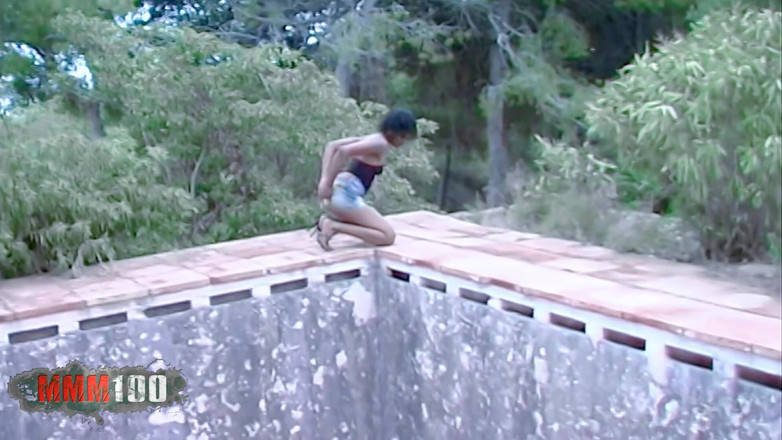 MMM100: Shania Shania se svléká u starého opuštěného bazénu