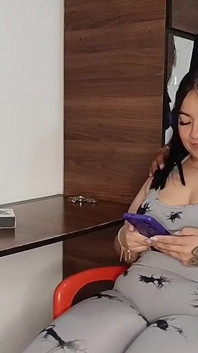 Semasa kakak tiri saya sibuk, saya datang untuk menenangkannya dengan sedikit kasih sayang, merayunya dan banyak bercinta dengannya.