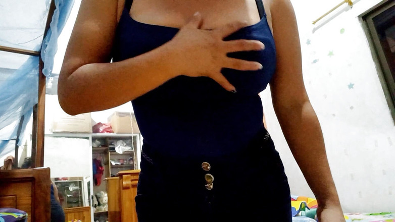 Martin13: Latina s přírodními kozami odhaluje její hruď a ukazuje její...