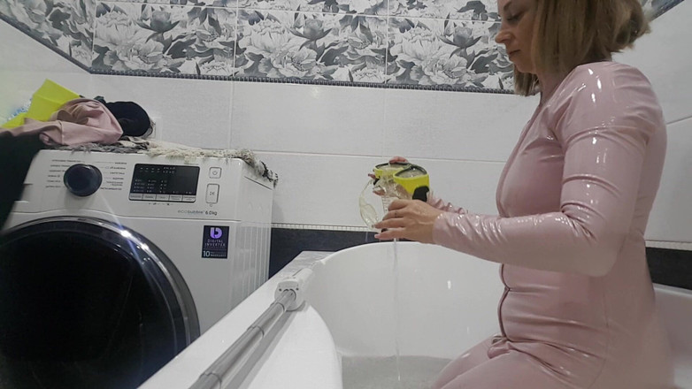 LarisaCum: मेरा नया बेज लेटेक्स सूट और मैं बाथटब में नहाती हूं