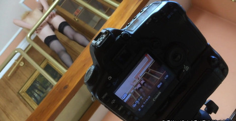 My Boobs: Słodka blondynka naga w pończochach robi wideo z dołu