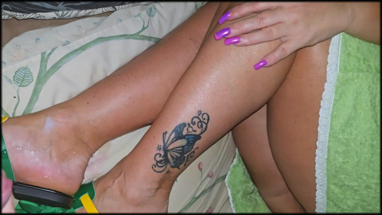 Anna Fire: 배다른 아들과 함께 침대에서 밝은 플립플롭을 입은 새엄마