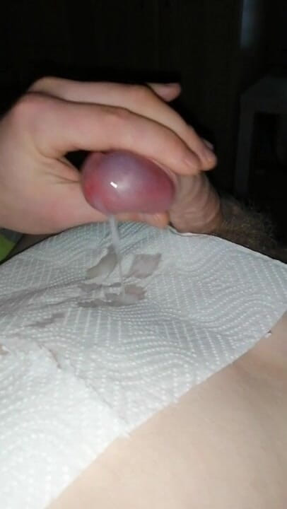 VickyDevil: Cowok ini lagi asik muasin memeknya pakai mainan seks favoritnya...