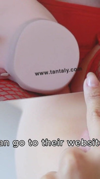 Boneka tantaly dengan tubuh bahenol ayah tiriku