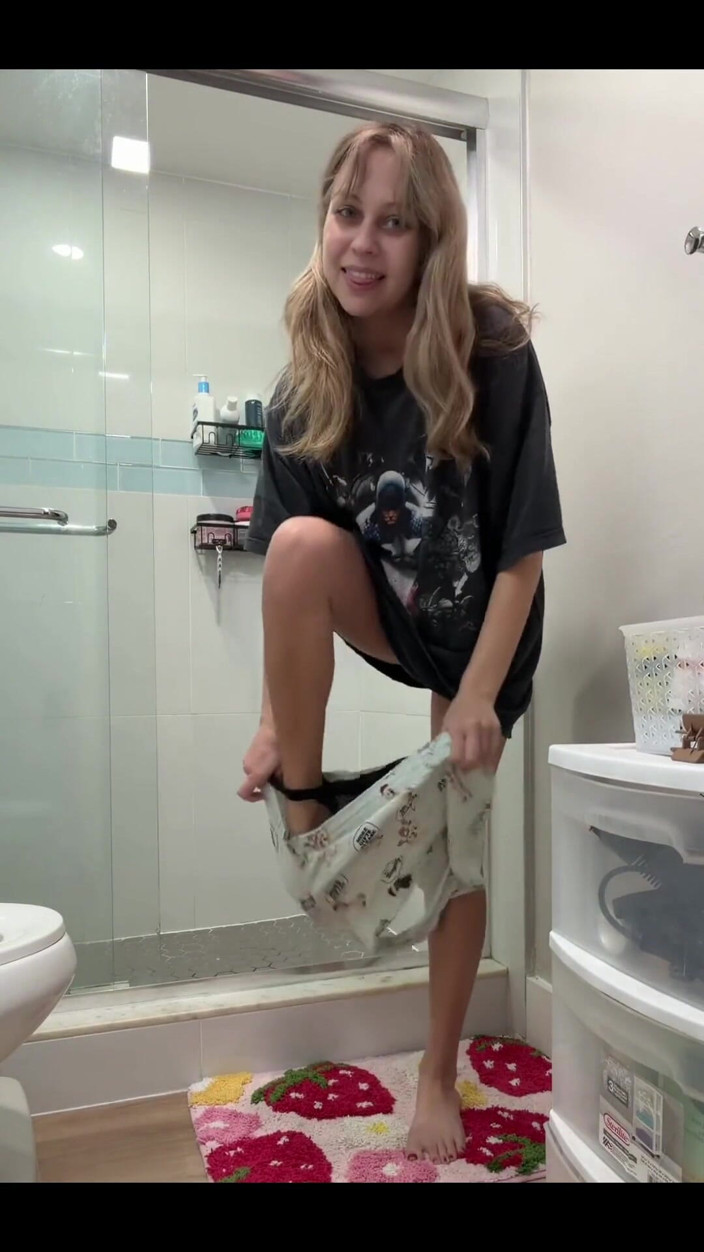 Tiffstreatsxoxo: Power Pee in the Toilet!! Had to Go Sooo Bad