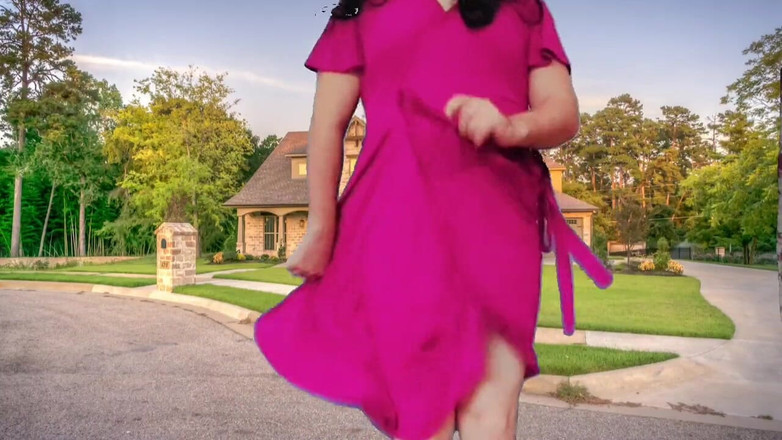 Kitty_Cross: Ladyboy dengan baju panjang lagi asik joget di jalanan