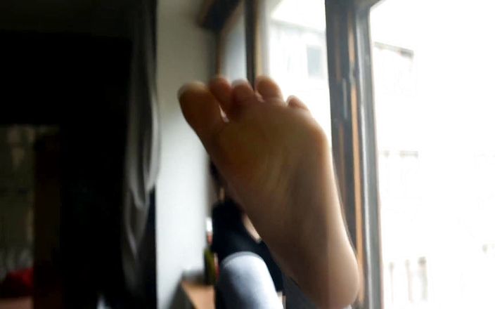Czech Soles - foot fetish content: Las suelas sexy de Lynn presionando contra el vidrio