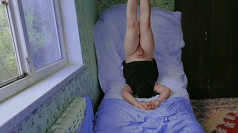 Kitty_Cross: Cewek imut rambutnya digilir sambil berbaring di ranjang