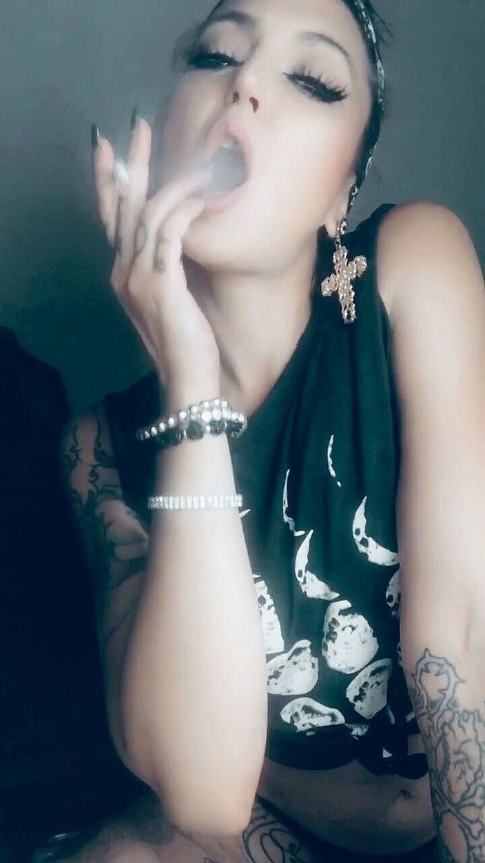 Hellizabeth Queen: Luna nueva fumando