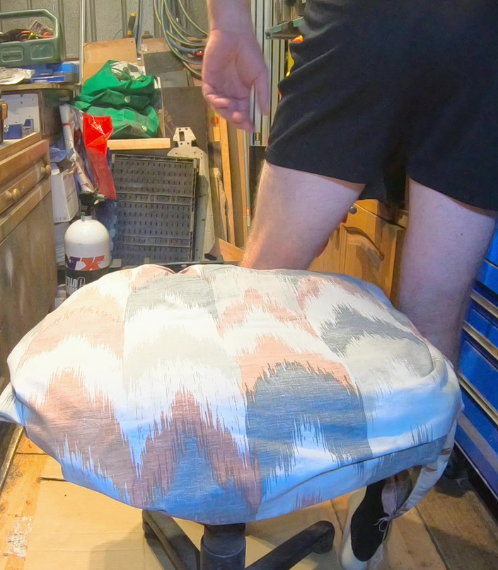 Dildo Kenny: いくつかの大きなおもちゃを滑り落ちる甘いお尻