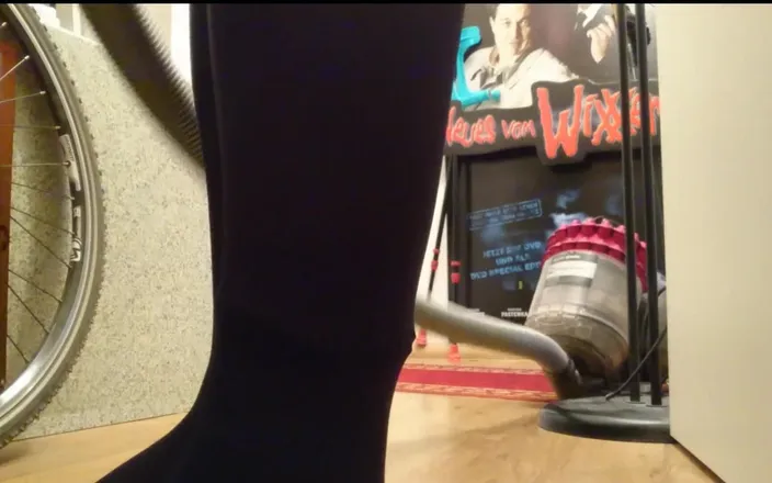 Carmen_Nylonjunge: Erotic Vacuuming in Blue Fine Pantyhose