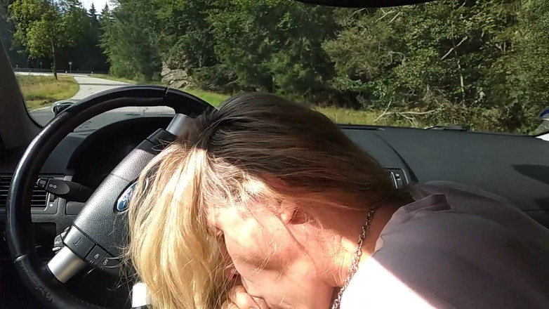 Amateur milf: MILF suger kuk på parkeringen vid allmän väg. Offentlig kuk...
