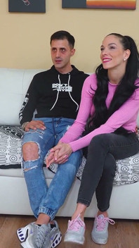 Vampirosa Se Folla Una Polla Super Gorda Delante De Su Novio. Mira a Este Cornudo En Fakings