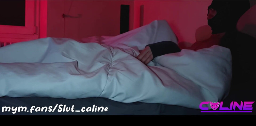 SlutCaline: 나는 조용히 자위하려고하지만 실패하고 침대에서 시오후키