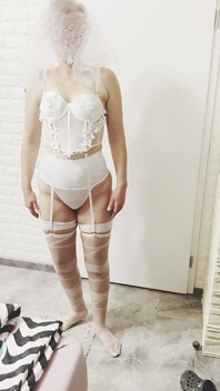 Hotwife Pose Dans Un Costume De Mariée