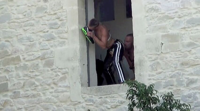 Sneaker gay: 熊吮吸和闻底部的脚