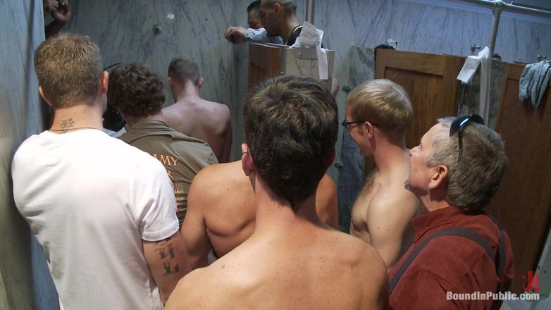 Bound in public: 흑인 대물 자지에게 따먹히는 운 좋은 남자