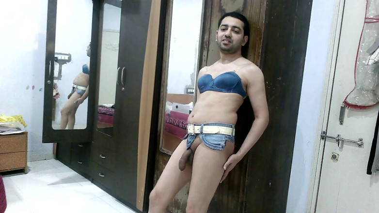 Cute & Nude Crossdresser: Si banci crossdresser femboy Sweet Lollipop dengan bra denim dengan...