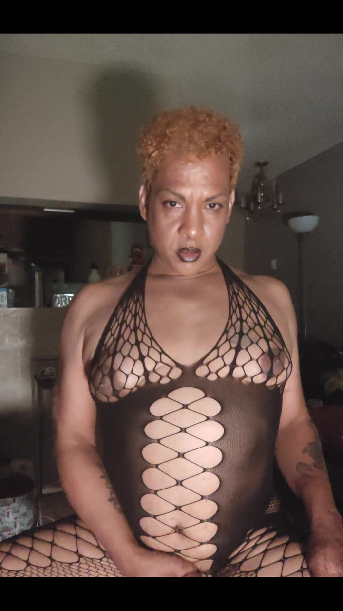 KNKY Bee: 当然，我的女鸡巴工作，我用它。