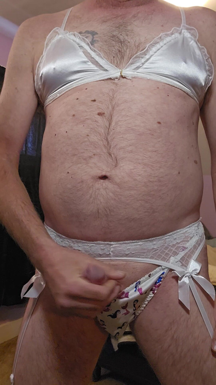 Fantasies in Lingerie: Pancutan mani dalam kondom dalam satin
