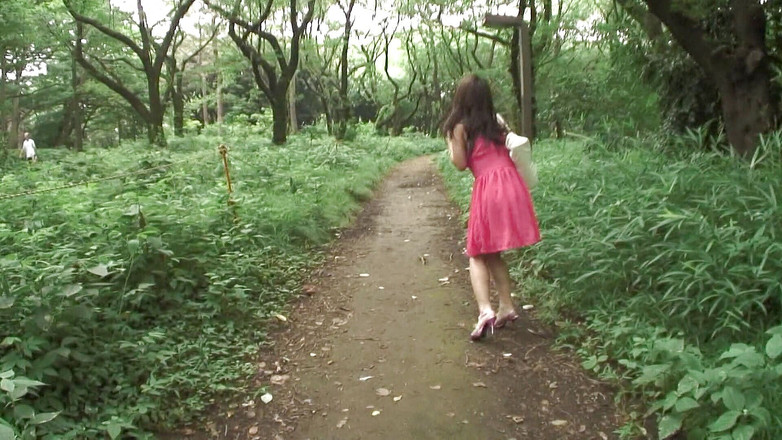 Asian Public Sluts: Сексуальна японська красуня отримує пестощі пальцями на відкритому повітрі