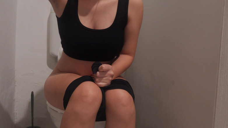 AmayaMori: Індійська вагітна дівчина з великими цицьками займається фетишем у туалеті, сидячи на туалеті, потім пукає і мастурбує під час пукання