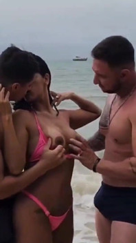 Encontrei com dois gostosos na praia e o teso foi до grande que dei ali mesmo pra eles