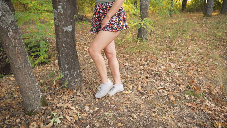 Teasecombo 4K: O fată își expune chiloții complet în aer liber, fantezie cu vedere...