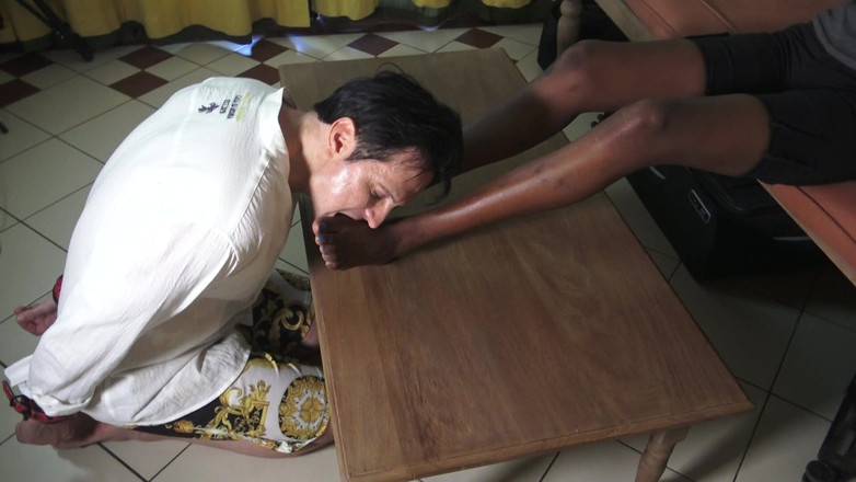 Foot Girls: गंदे पैर 27 - सांवली गंदे पैरों की सफाई