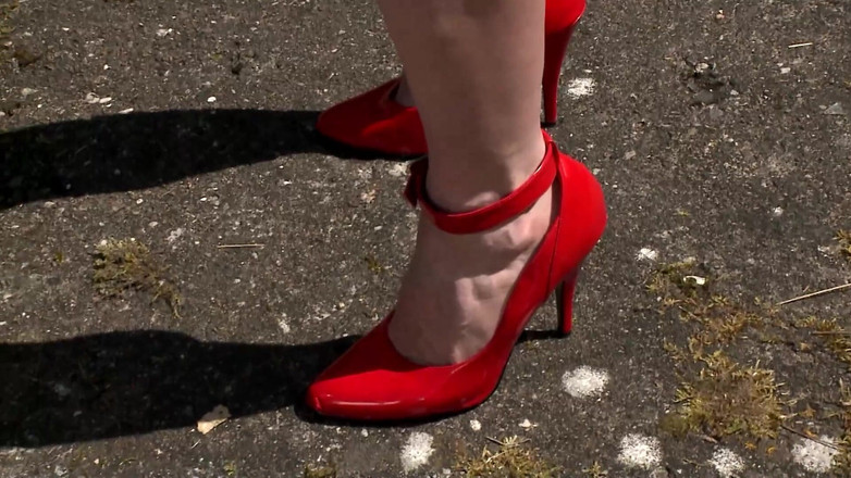 German BDSM MMV: Cazzo bruna con culo grosso nella foresta fino a quando...