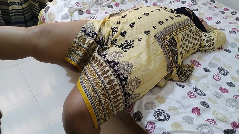 Aria Mia: Nandita Auntyなしパジャマとラフファックながらベッドで休んでいる