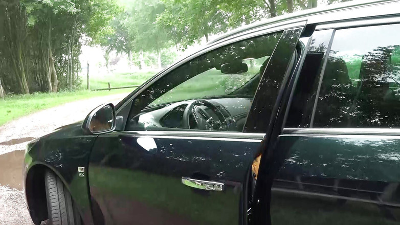 Enjoy German porn: Une grosse blonde allemande fait plaisir à deux bites à l’extérieur