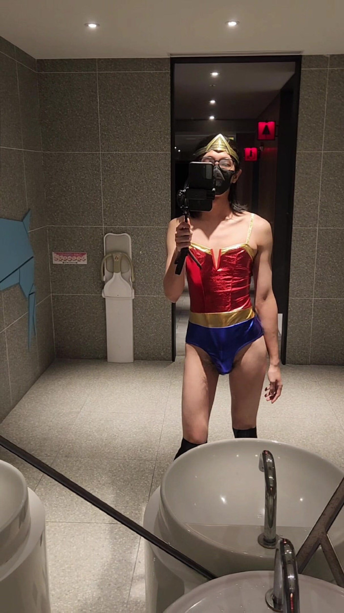 NotAFuta: 원더 우먼 노출증