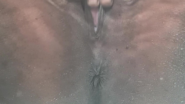 domslutfucker: Menina indiana brincando com seus peitos e buceta na banheira