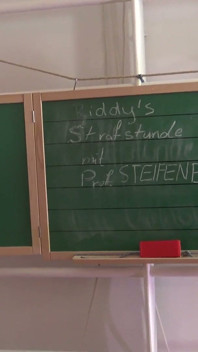 Sadystyczny nauczyciel matematyki i okrutny profesor karzą uczennice!