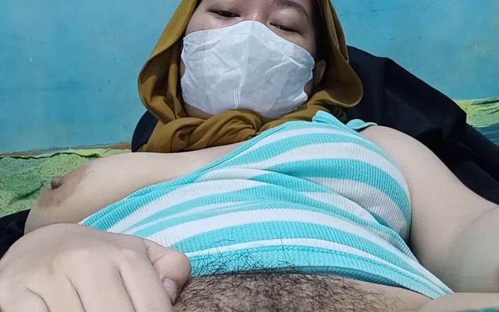 Vaginabig88: 戴穆斯林头巾的女孩玩弄阴户直到湿透，想象一个长长的阴茎