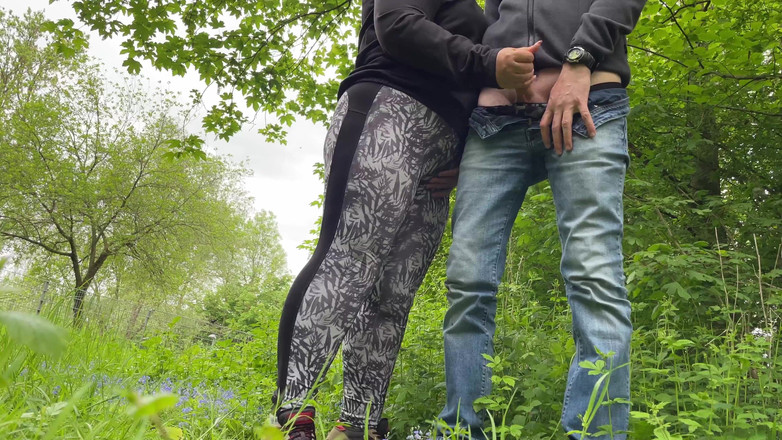 OurFetishLife: 義理の私の角質の母は私に休日に外で射精させました