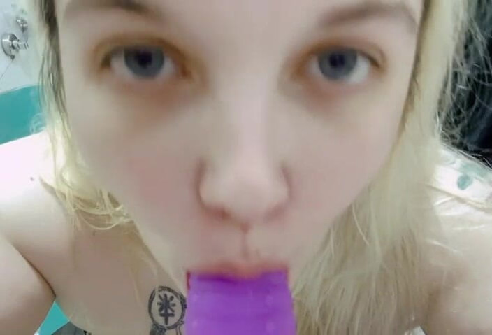 Yukionna: Loira se masturba no banheiro