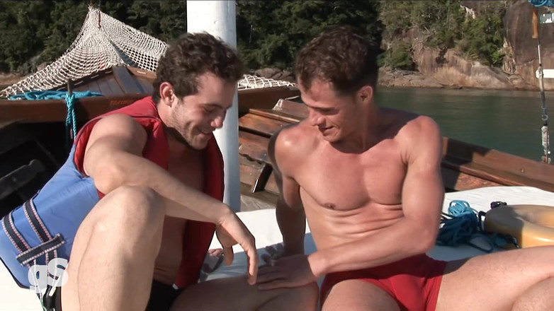 Gay Guys: 两个热辣的家伙在船上操她们的菊花