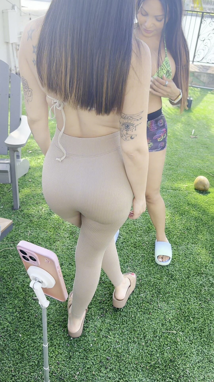 BrandySalazar: Azgın en iyi arkadaşlar açık havada egzersiz seansı sonrası makaslıyor